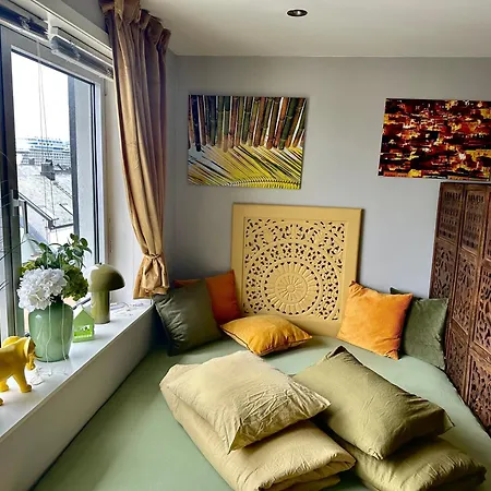 Stylish Free Parking With Balcony