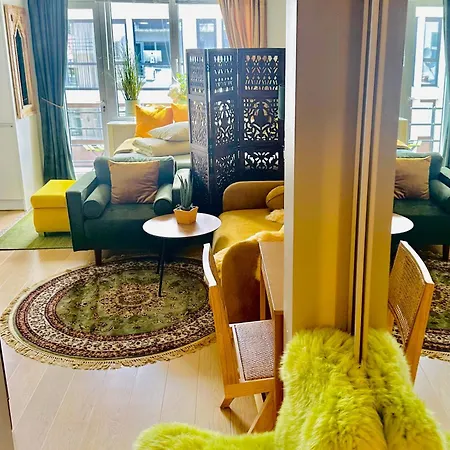 Stylish Free Parking With Balcony